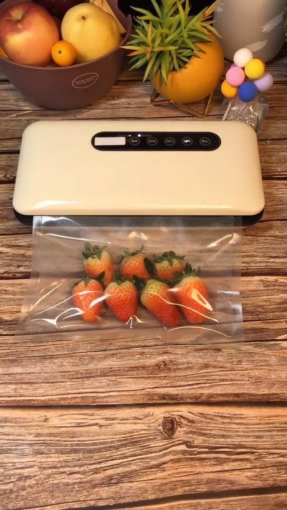 老家亲戚总是给我家拿很多鸡鸭鱼肉的一般我都是真空密封下再冷冻可以保存更新鲜