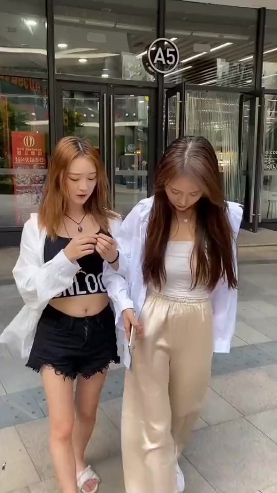 #搞笑段子#女生干吃不胖的真正原因!桌底发现女生有赘肉,结果肚子一吸一收太尴尬