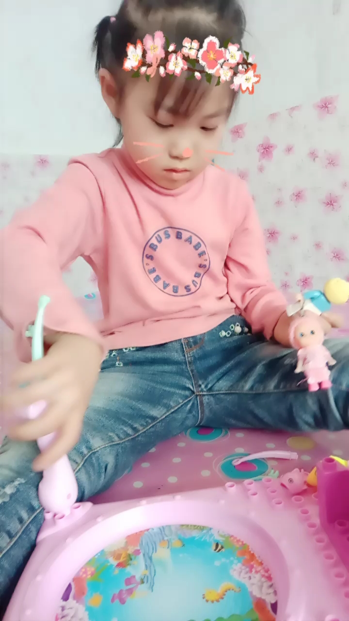 小花猫钓鱼了!