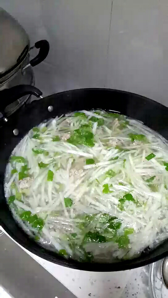 青萝卜肉丸子汤!清淡润肺!非常好喝哦!