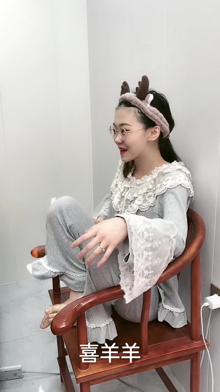 搞笑大家中午好今日份文案早餐店的老板娘问我要什么我想我该要遨游山川要世间所有浪漫开个玩笑我