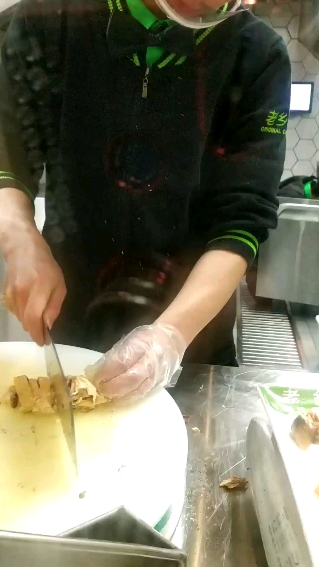 老乡鸡葱油鸡,装盘。