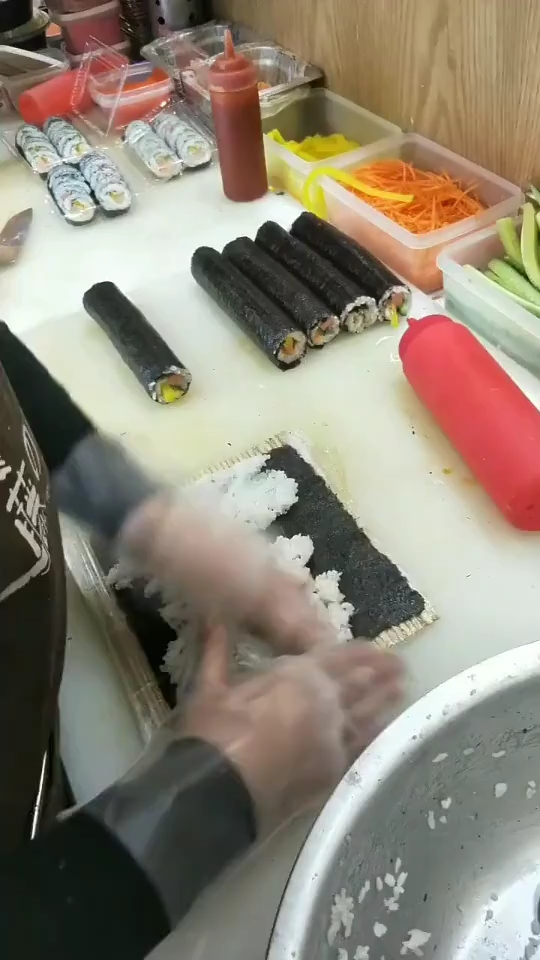 沙拉酱挤在寿司里边比较好。