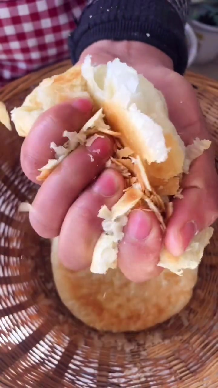 给大家分享个酥的掉渣的糖酥饼的做法