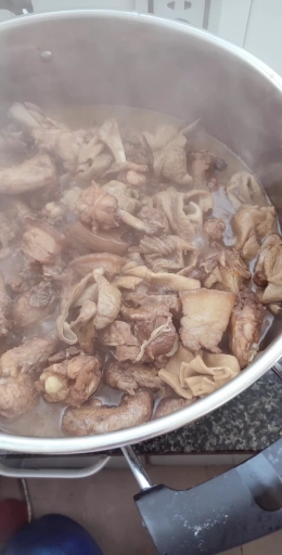 大肠猪肉鸡肘鸡脖乱炖