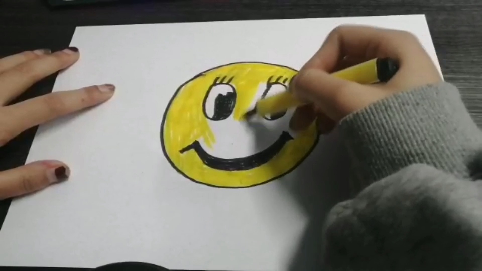 亲子趣味涂色本,绘制一只经典笑脸表情包简笔画,涂色后很漂亮吧!