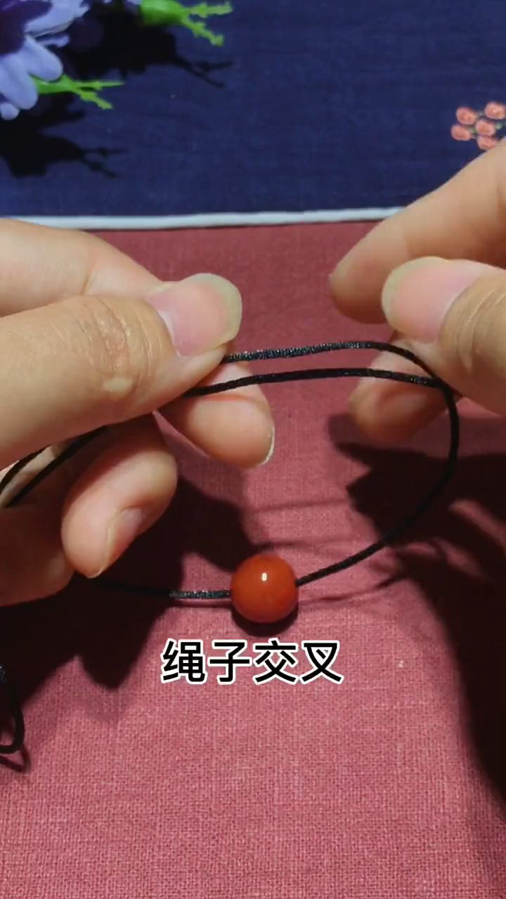一根线穿吊坠打结方法