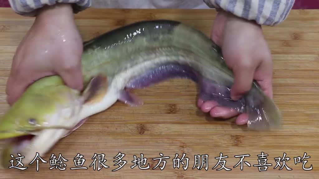 鲶鱼很多人都不喜欢吃,关键还是做法没弄对,这样做比海鲜都好吃美食