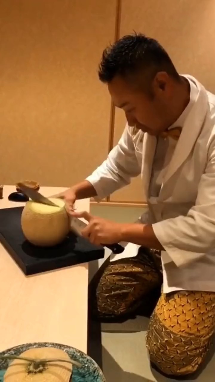 #明星娱乐#日本厨师的帽子戏法,你以为是个瓜,切开之后却是个不正经的蛋糕