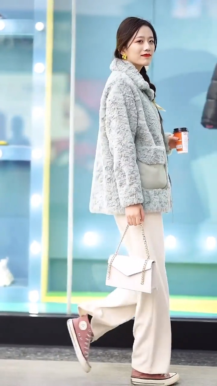 #街拍美女#想要小姐姐手里的奶茶,这样就能把我捧在手心!