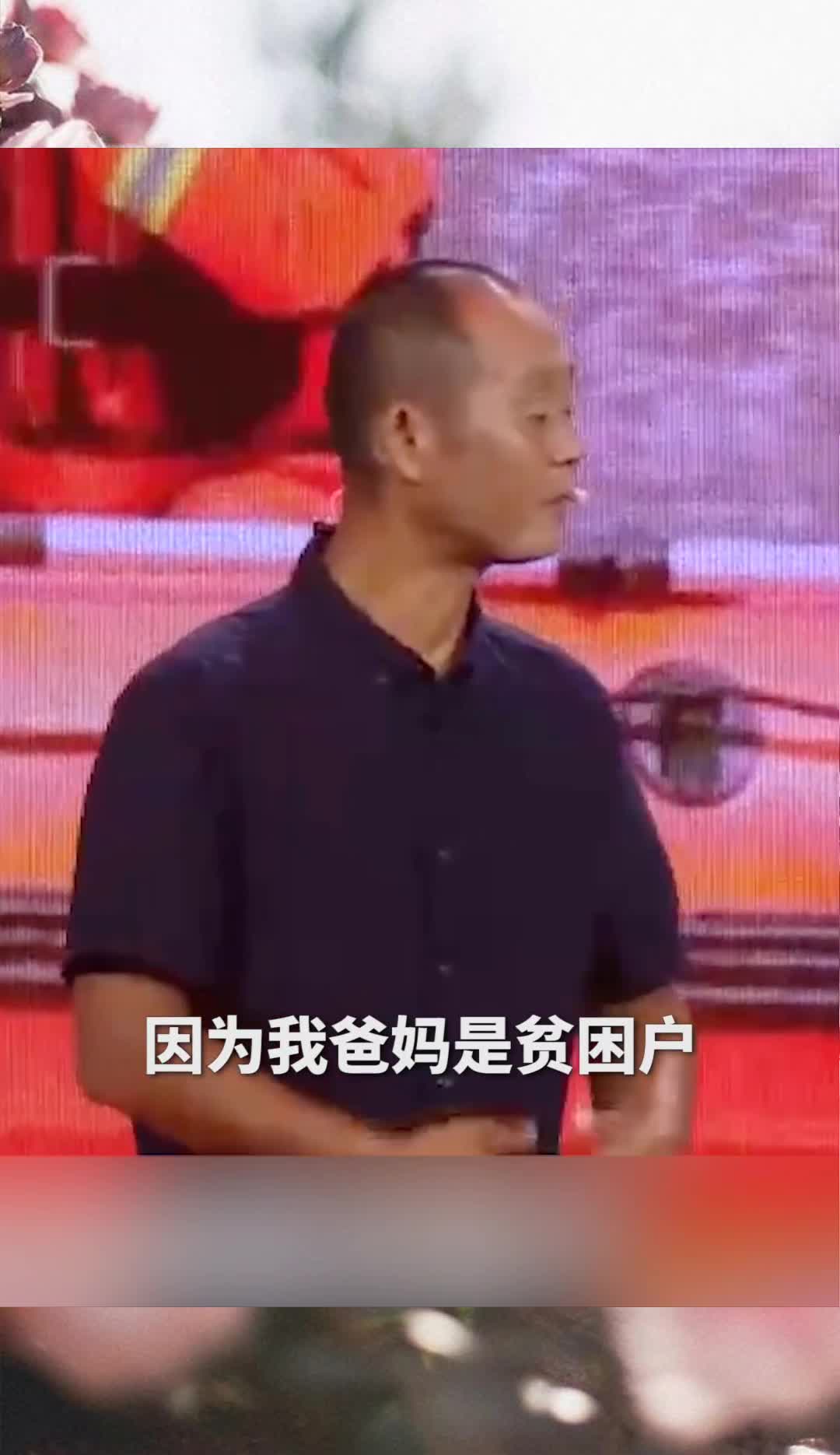 消防队员把贫困户家里的鸡鸭鹅一只一只运到岸上,老人用家里腌的咸鸭蛋亲自感谢,致敬最可爱的人