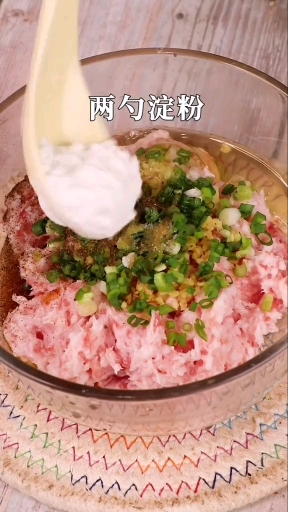 年夜饭少不了这道炸肉丸子,留着过年给家人准备吧! 