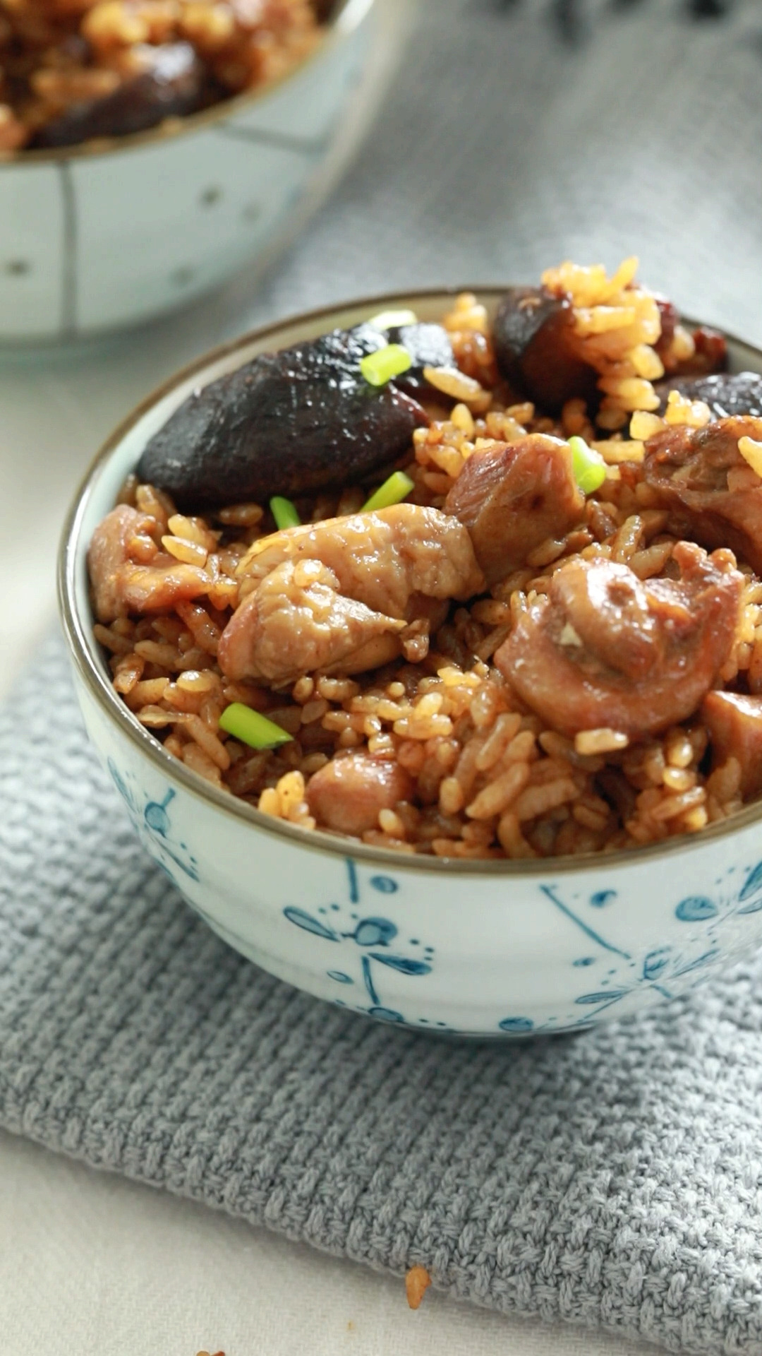 #抗暑大作战#简单快手的电饭锅鸡腿焖饭,鸡肉鲜嫩,香菇味浓,拌一拌开吃吧!