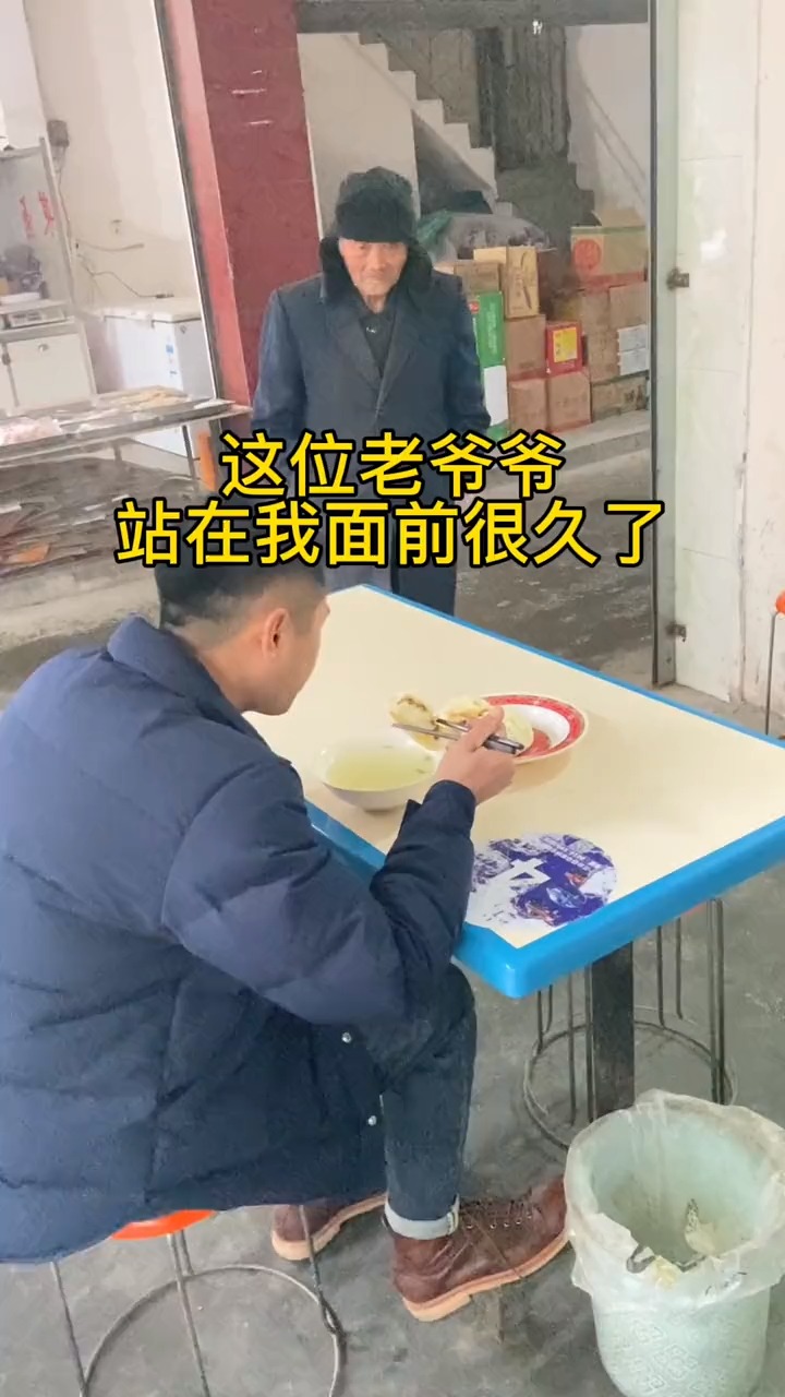 端上热气腾腾包子