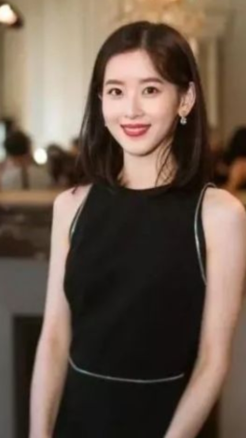 26岁的奶茶妹妹章泽天和明星同框,才知道名媛和明星差距有多大