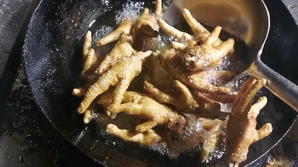 油炸鸡爪子,酥脆的很
