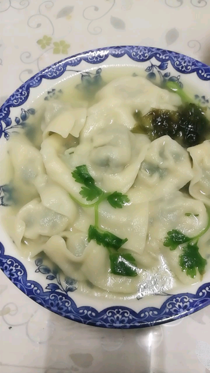煮好了,荠菜猪肉馅大馄饨～～开饭啦!