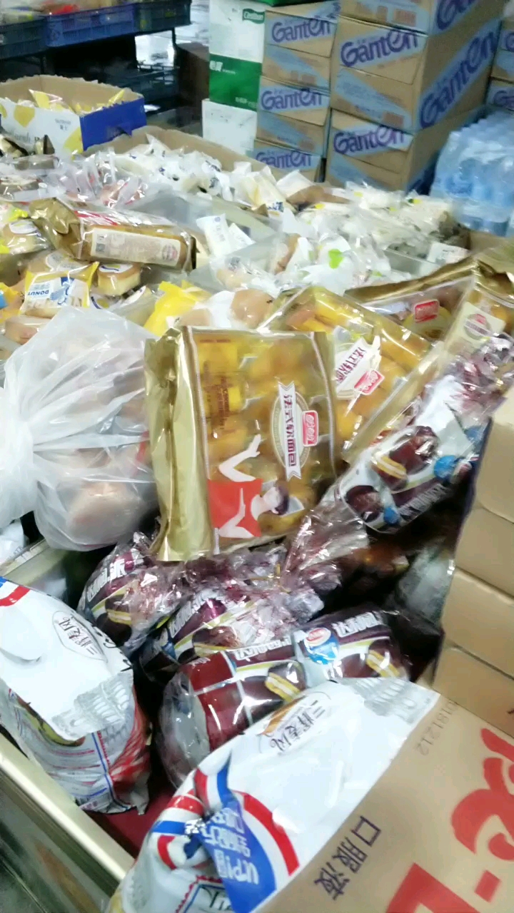 @全民小助手 今天下雨,不过生意还是可以的,一直补货