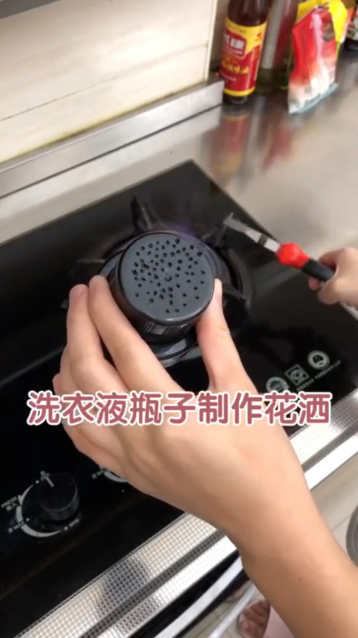 #娱乐玩游戏#洗衣液瓶用完,都别乱扔啊,这样改造一下浇花很好用!