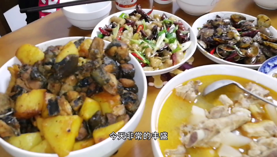 #自制美食#今晚到朋友家去吃土鸡乌骨鸡,从宜宾老家带回来的,喂养1年以上,鸡肉实在是太香了