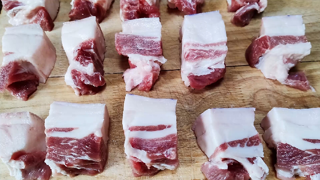 #秀出你的拿手菜#五花肉不要红烧了,自从学会这个做法,一顿10个不够吃,太香了