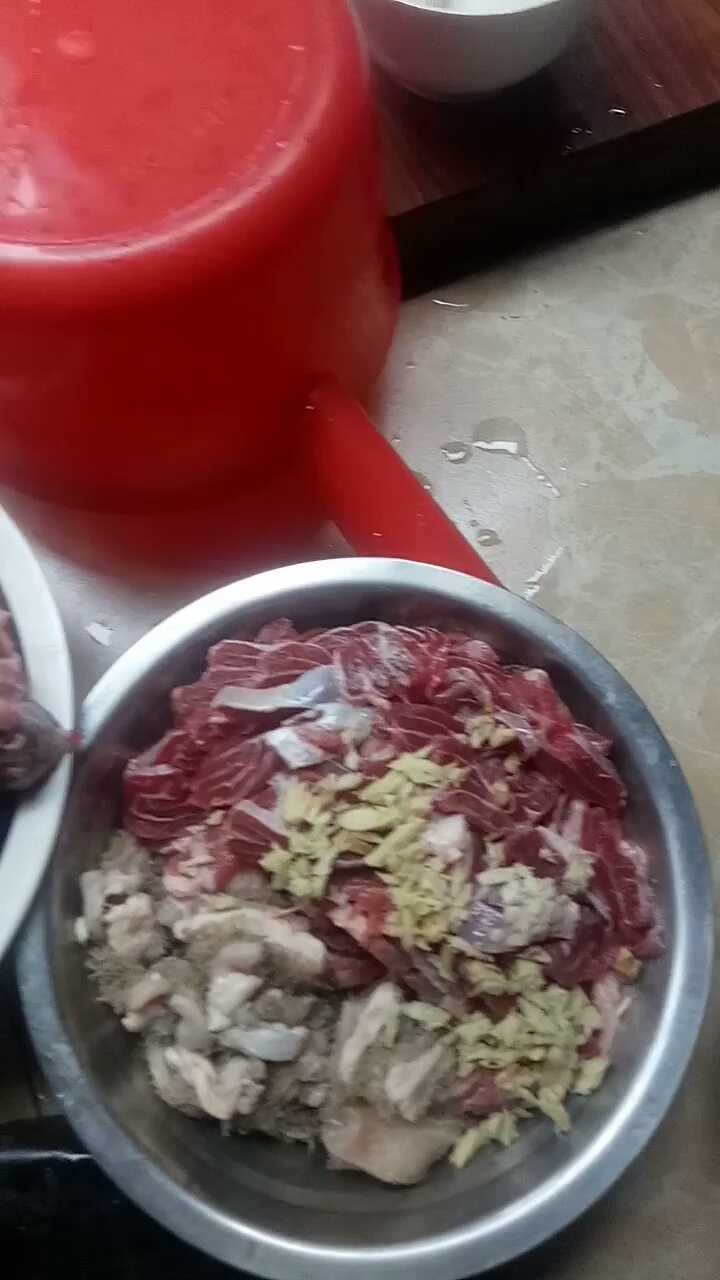 元霄节菜单:狗肉,禾花鱼,牛腱子肉,猪排骨,自己挖的山薯;慰劳一下自己
