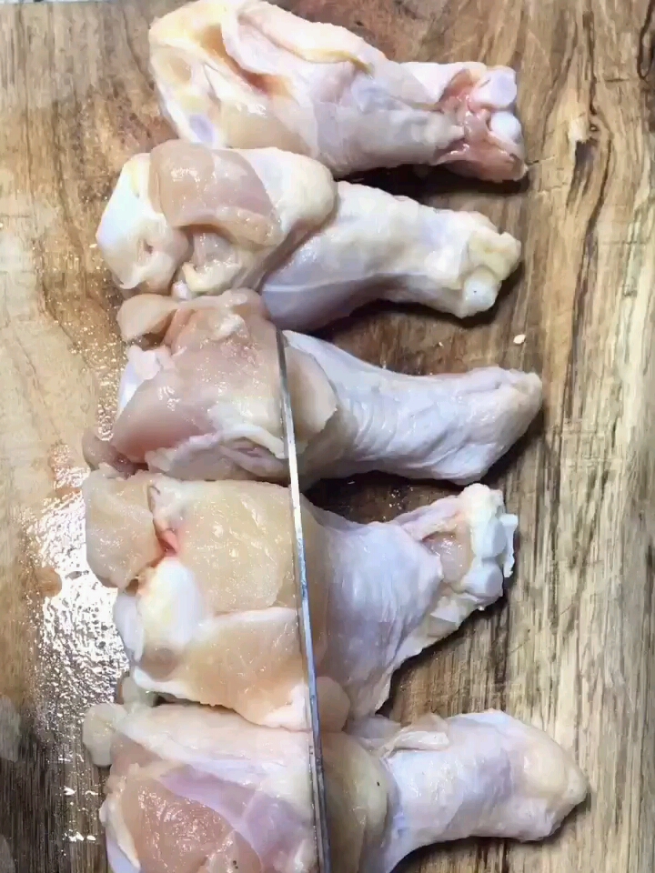 可乐鸡翅根备料:翅根6个,可乐1瓶。做法:翅根加盐,料酒,姜腌制30分钟,锅烧油