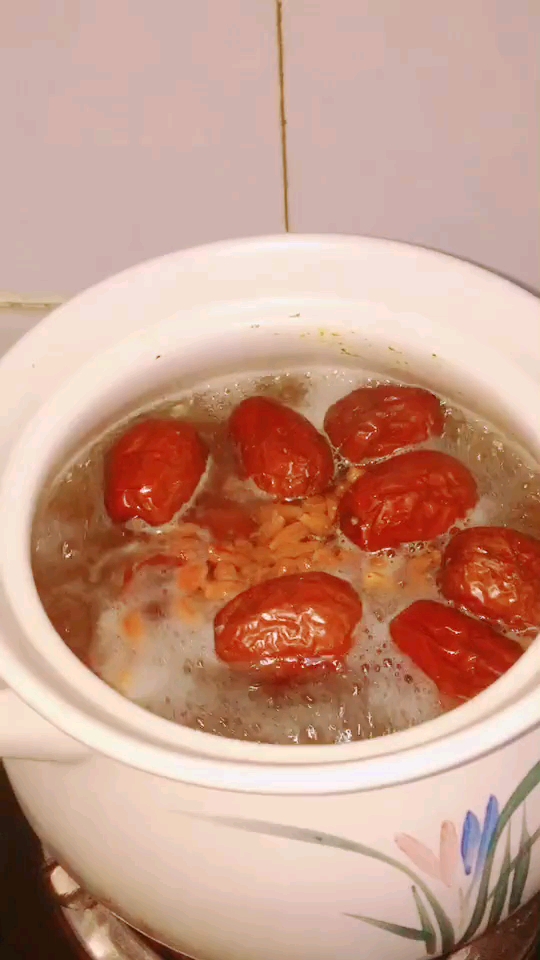 今日立夏!春季养肝汤今天熬一次,下次要换夏季养心汤啦!做最好的自己! 