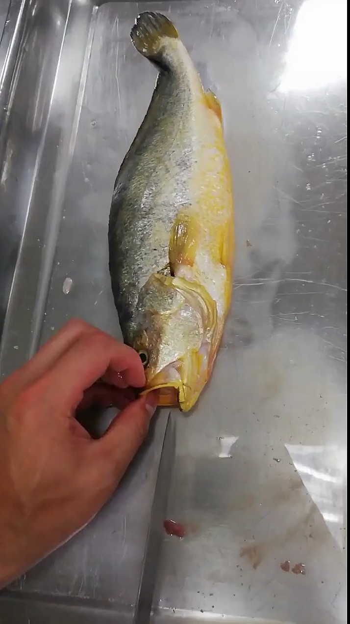 六十岁老师傅教我这一招,整条鱼脱骨手法,今天分享给大家!
