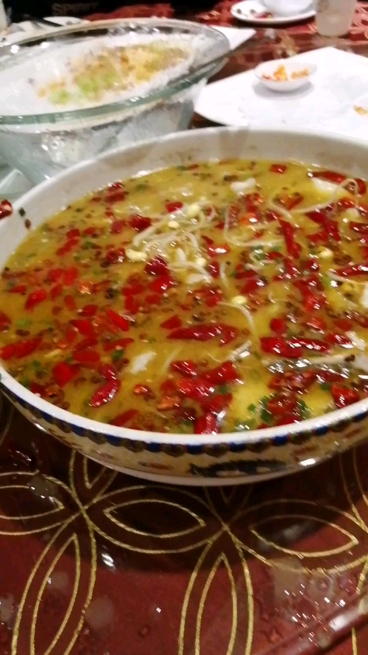 水煮鱼上菜了,红红火火!