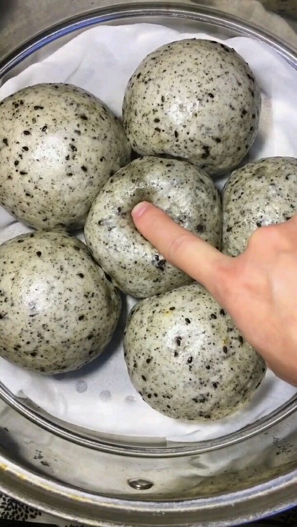 #食神大PK#接上段视频,黑芝麻大馒头制作方法(2)