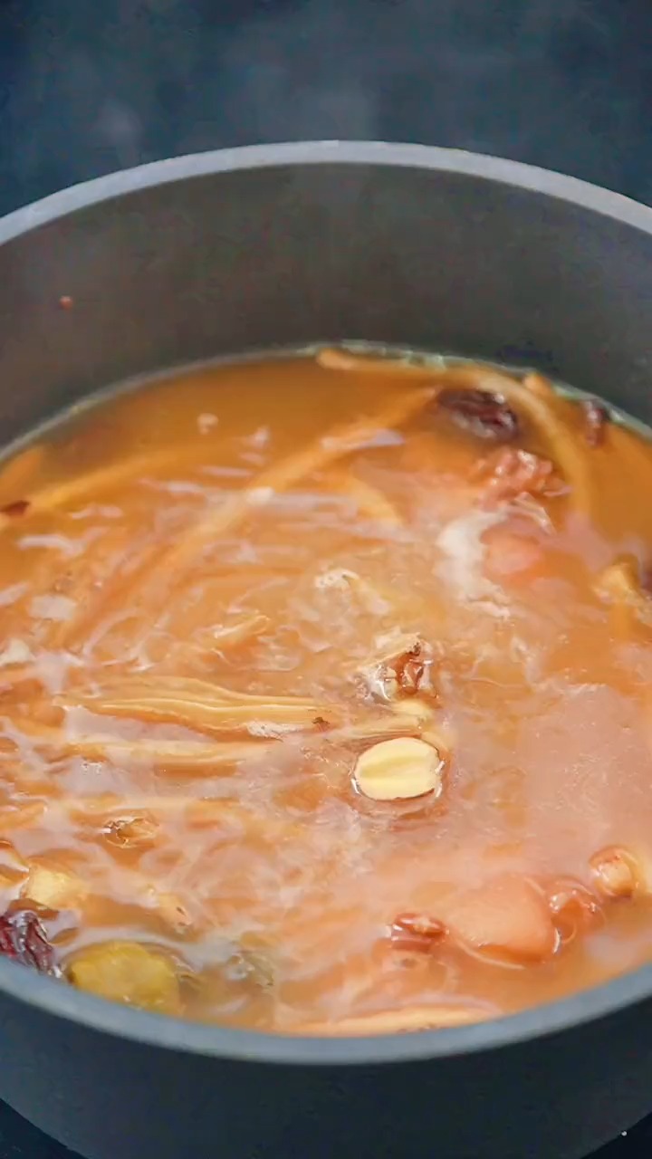 #健康养生#黄花菜黄豆猪蹄汤