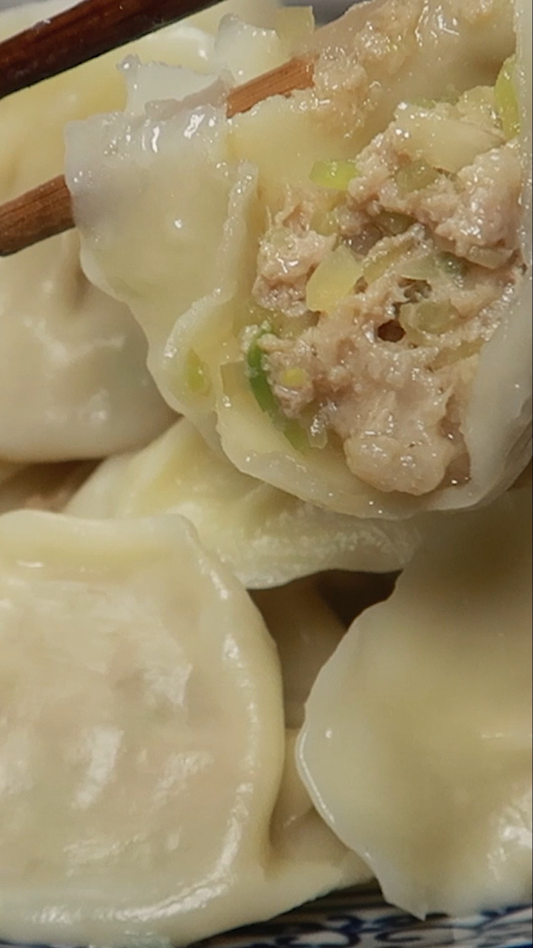 #冬季进补计划#冬季多吃萝卜,大厨教你萝卜猪肉饺子的家常做法,调馅很关键