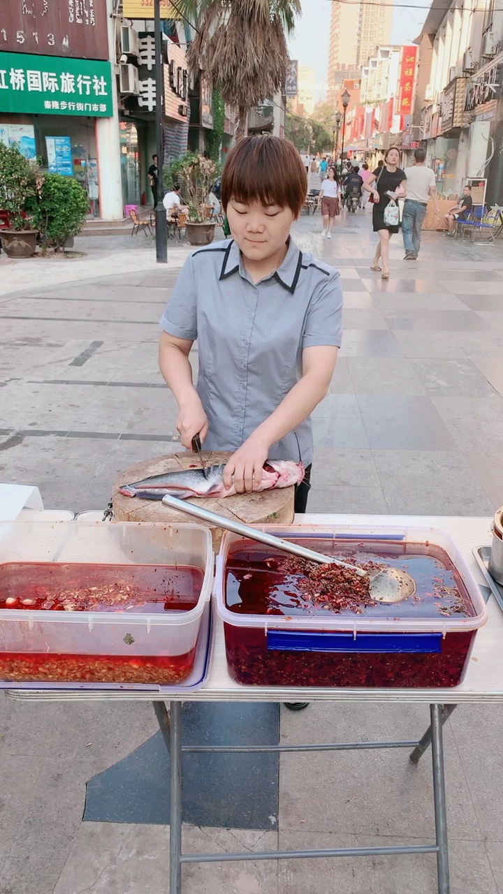 大家好这是我们家特色纸包鱼,不要问我什么是特色,因为好吃就是特色……