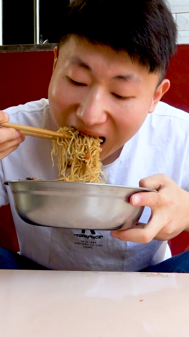 #美食#小朱做“鸡肉卤面”,一大碗面配几瓣蒜,真香,真过瘾