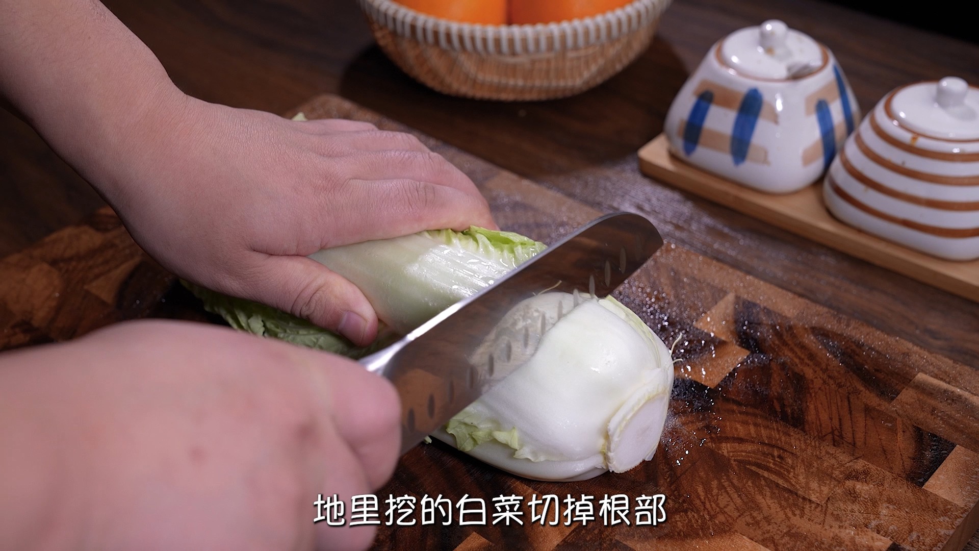 白菜叶裹上满满的麻酱汁,居然这么好吃!