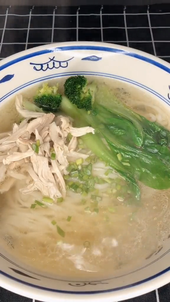 清汤鸡丝面的做法