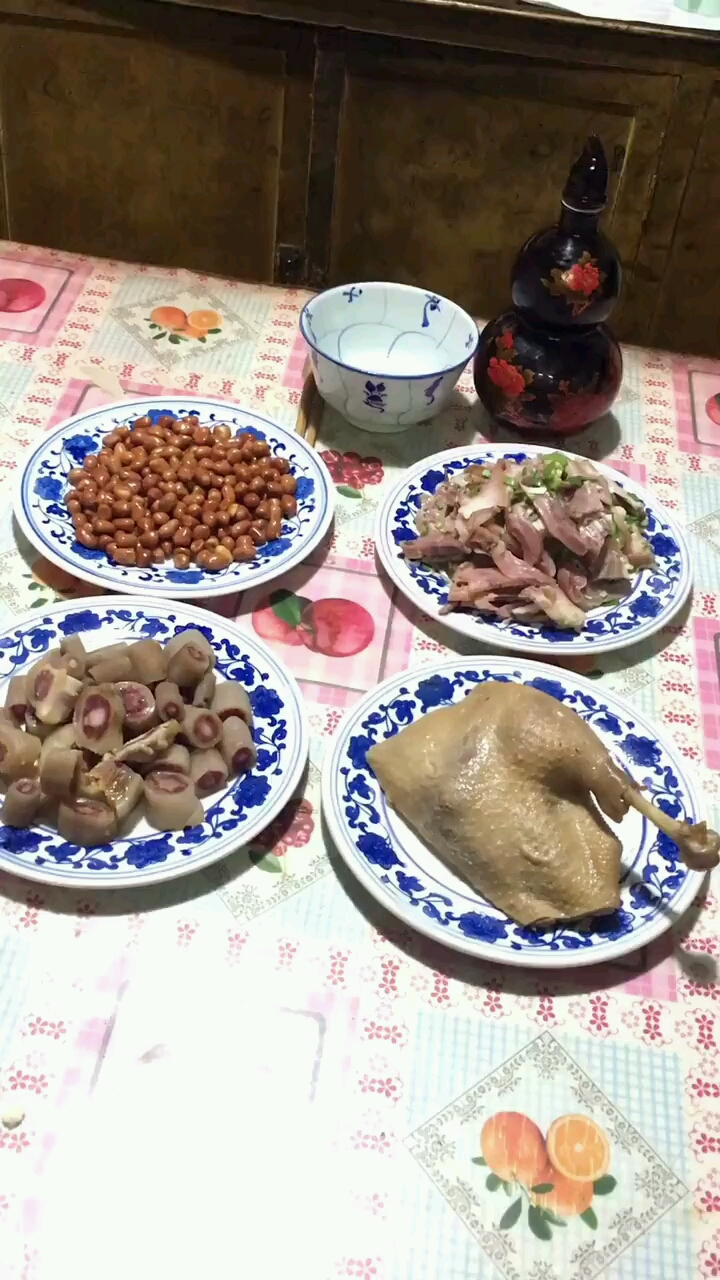 盐水鹅猪头肉猪尾巴花生米这四个小菜你能喝多少酒!