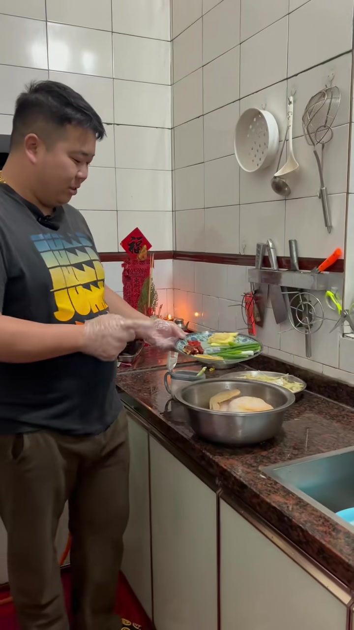 药膳隔水蒸鸡、做法非常简单、但系真系好好食、皮爽肉滑,唔知道啱唔啱你口味