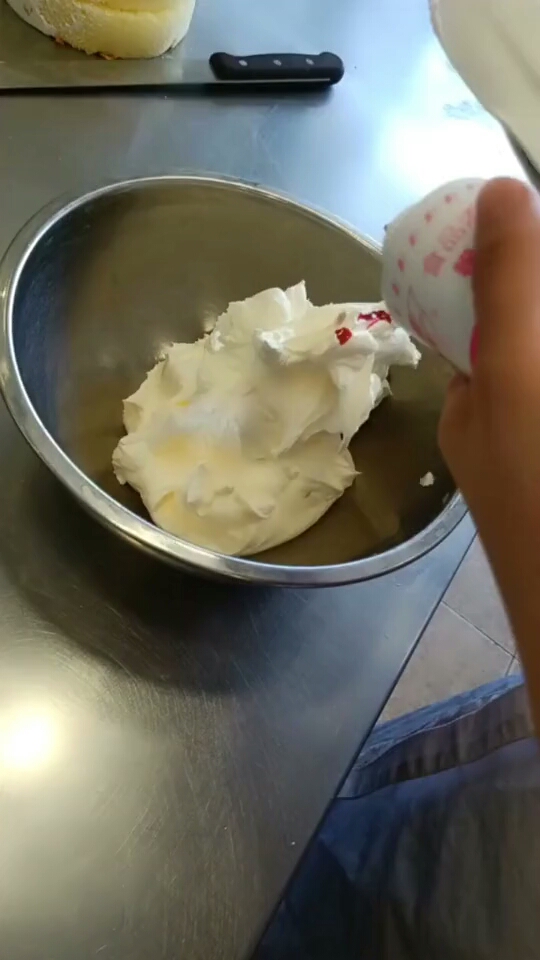 为弟弟定制的单身狗蛋糕,外观花里胡哨,