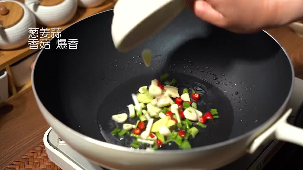 #我要上热门#简简单单的鸡蛋和香菇就可以做出美味的家庭小炒。跟我学做菜美食国潮味儿美食制作