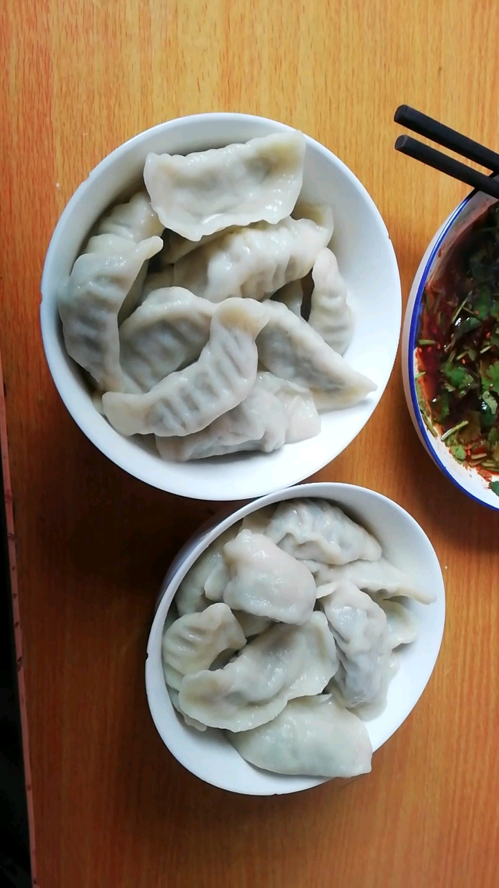 美味的饺子出锅了!沾着自己调的陈醋辣椒油香菜汁超级好吃!
