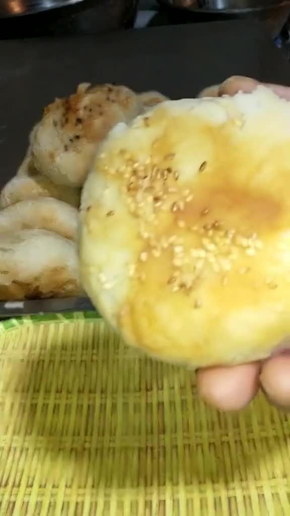 猪肉,牛肉,鸡肉馅儿烧饼。喜欢的朋友双击加关注,谢谢支持!
