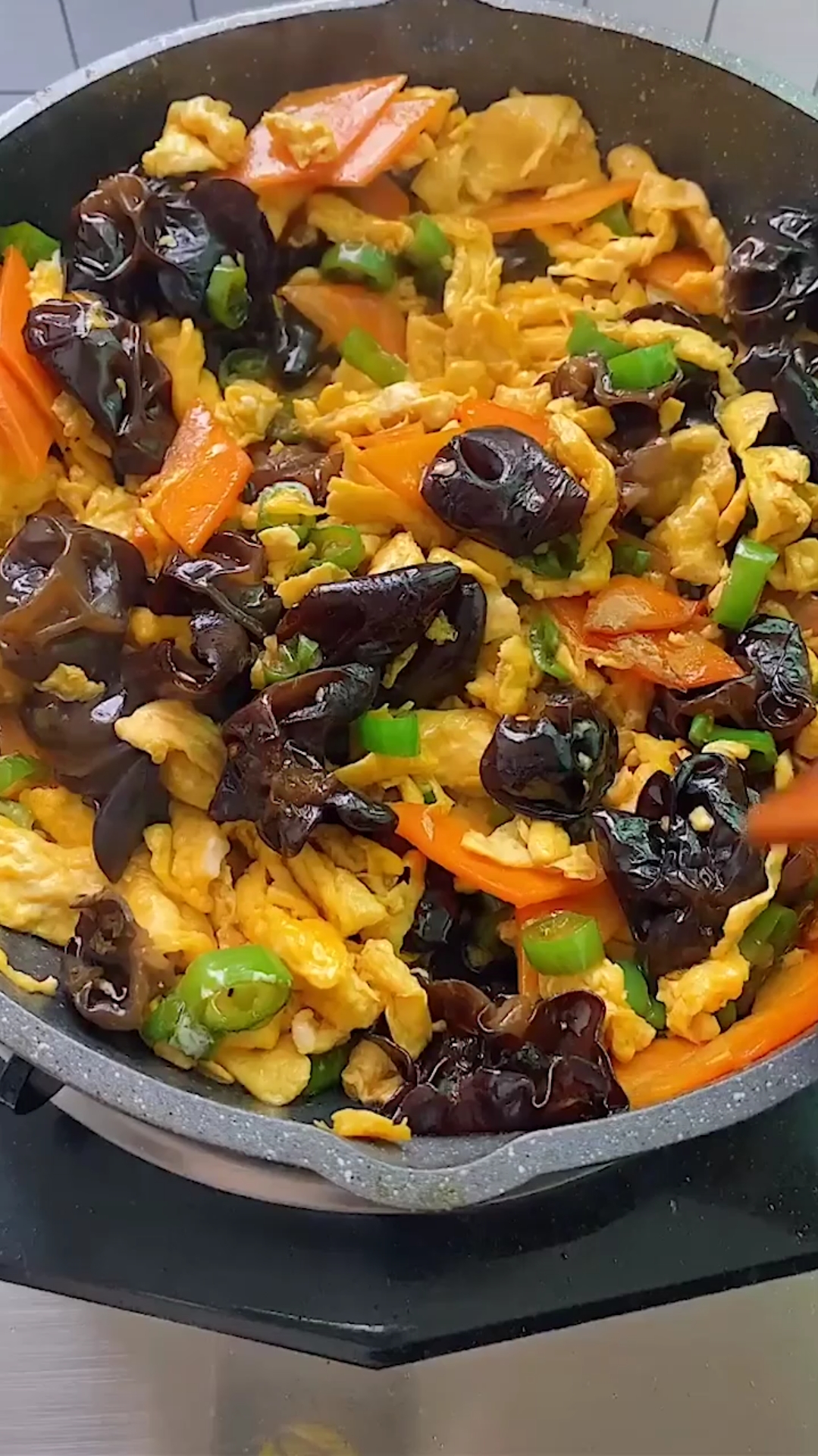 青椒木耳炒鸡蛋,营养丰富又好吃