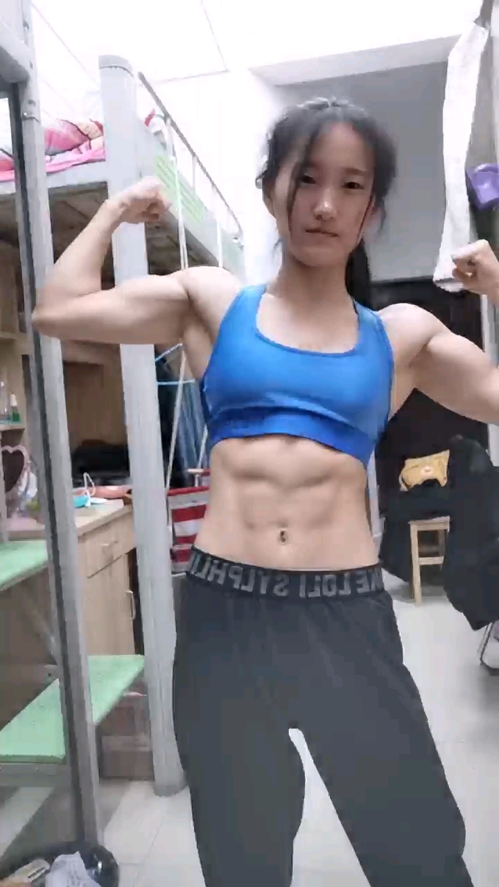 肌肉女在宿舍秀肌肉,吓坏室友