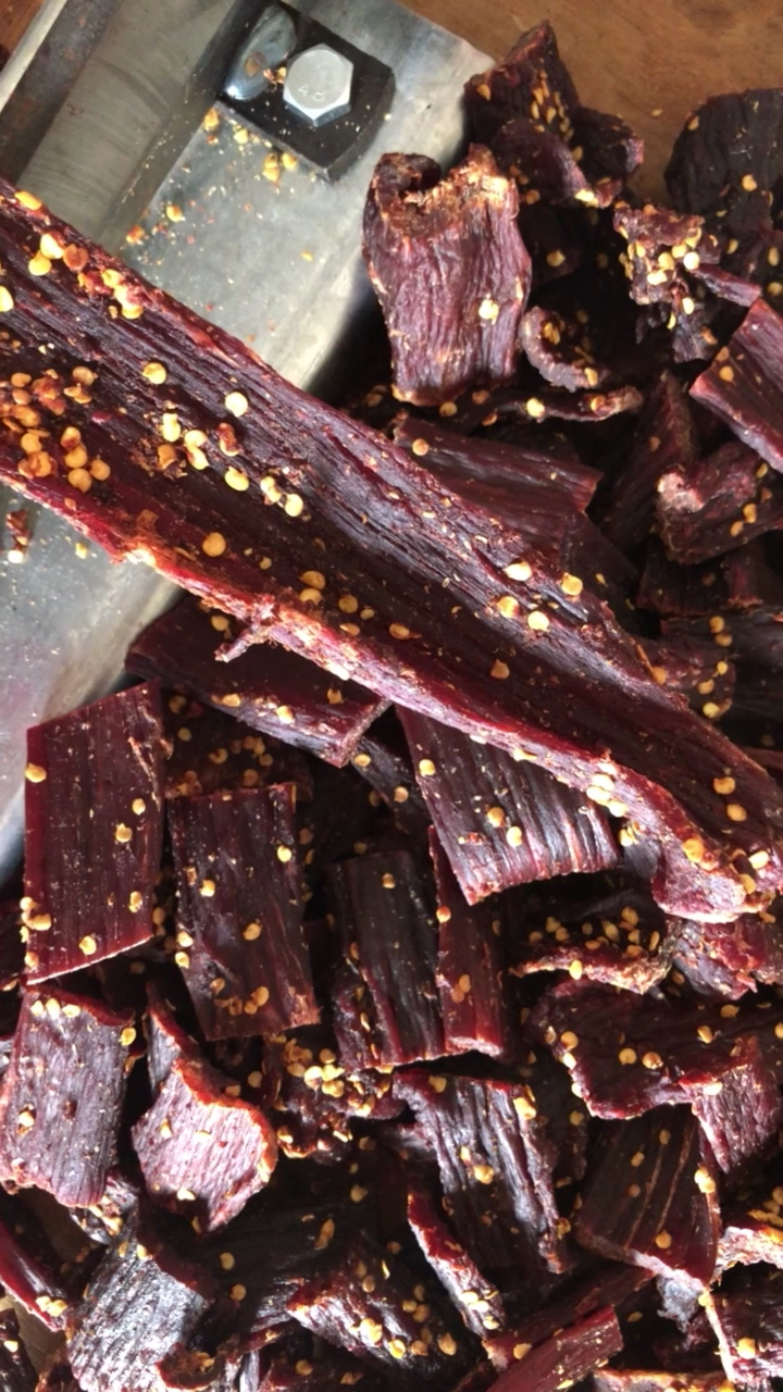 问答题:风干牛肉是熟了再风干,还是生肉风干的,见多识广的大神评论区打出来。