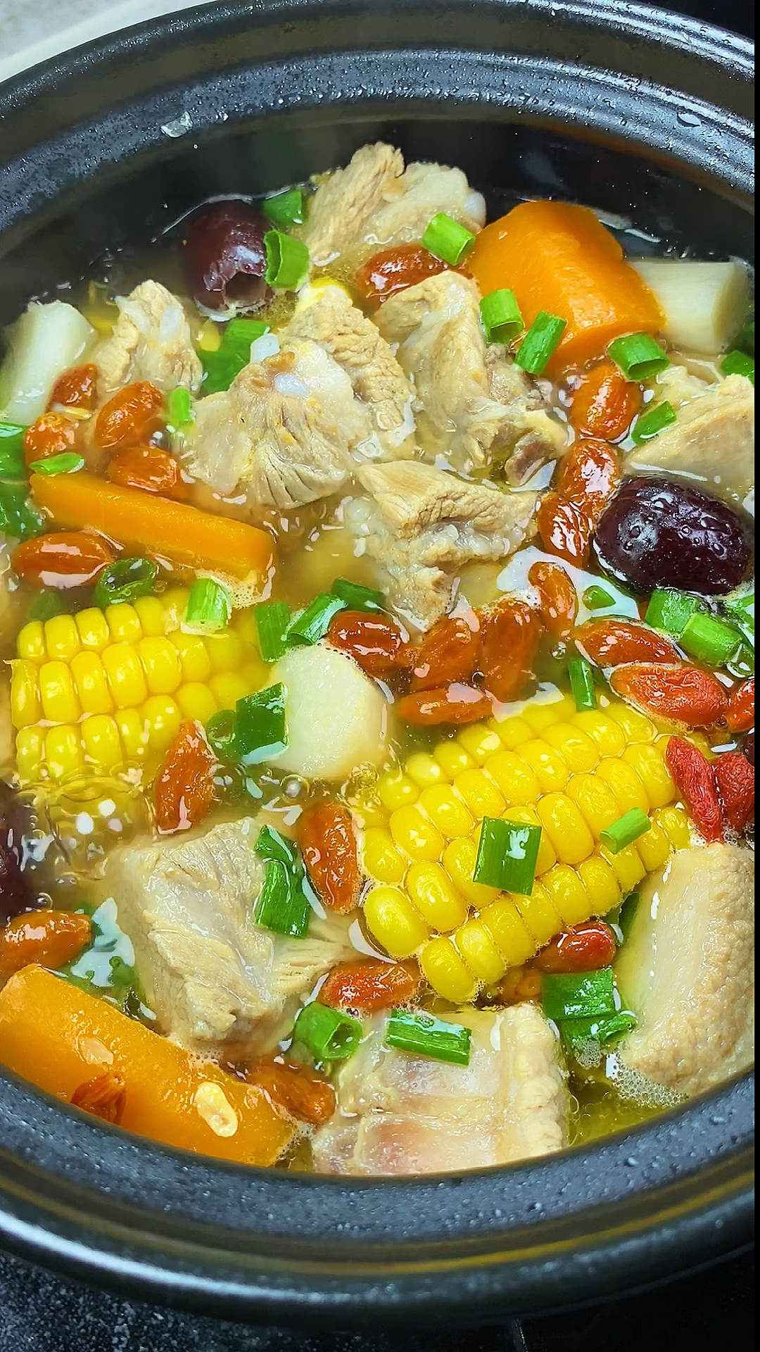 #美食#夏天到了,给爱的人做一道玉米胡萝卜山药排骨汤,汤鲜浓郁,一次喝3碗都不够