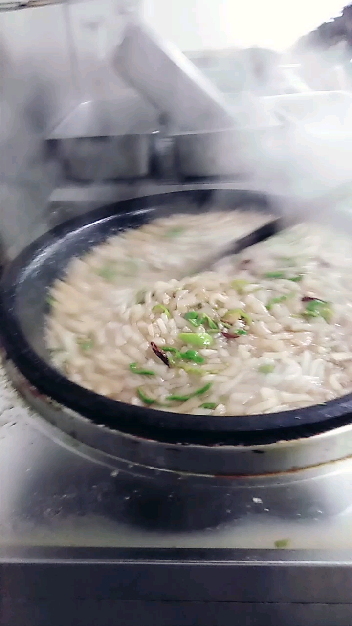 看我们大火炒的粉皮炒尖椒