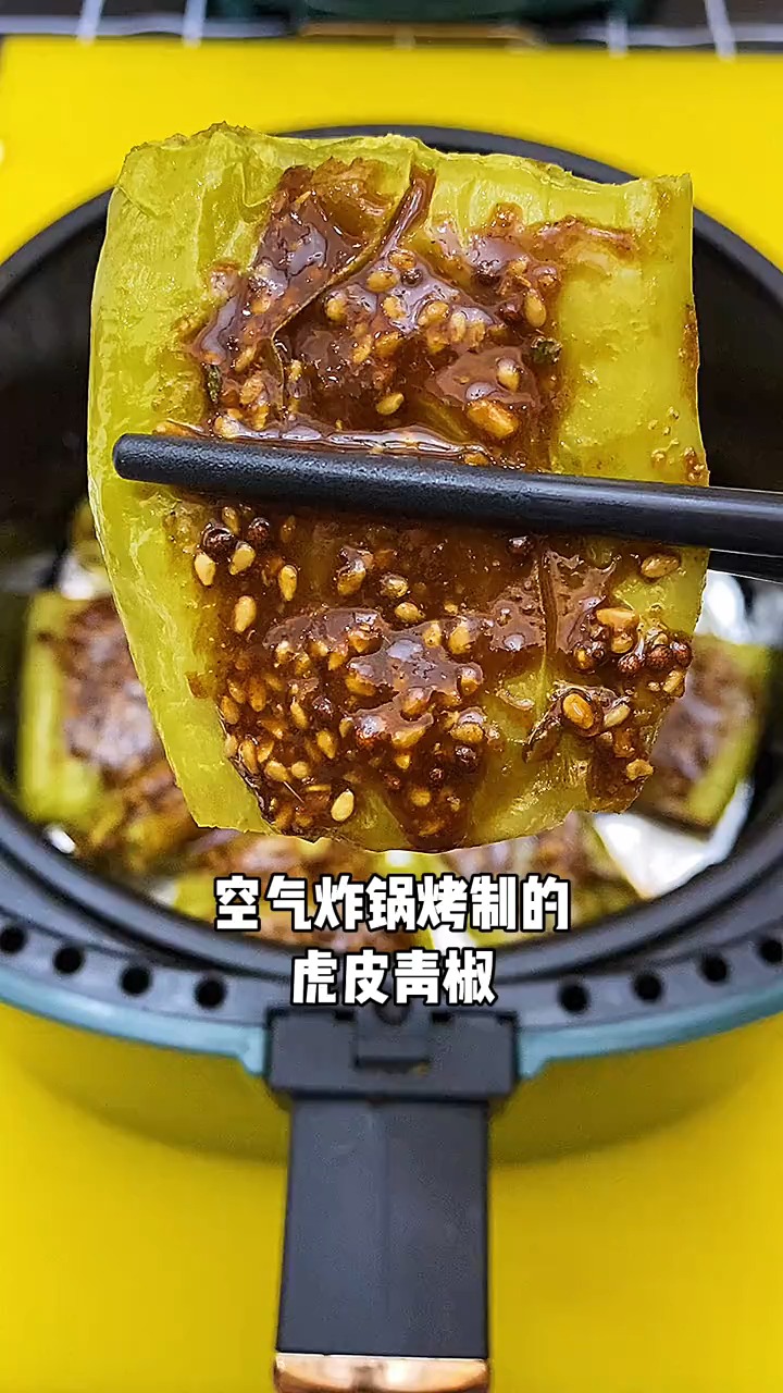 夏季烧烤系列,虎皮青椒是多少人的最爱?这口感香香辣椒的爽口又解馋想吃烧烤的赶紧
