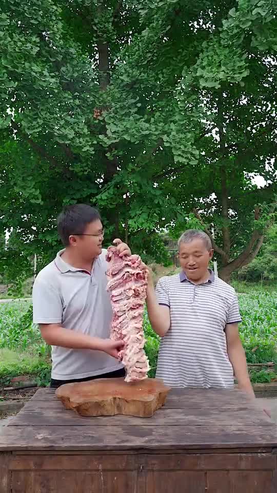 吊龙牦牛肉涮火锅,烫几下就可以吃了,麻辣鲜香,鲜嫩爽口,牛肉非常好吃的部位